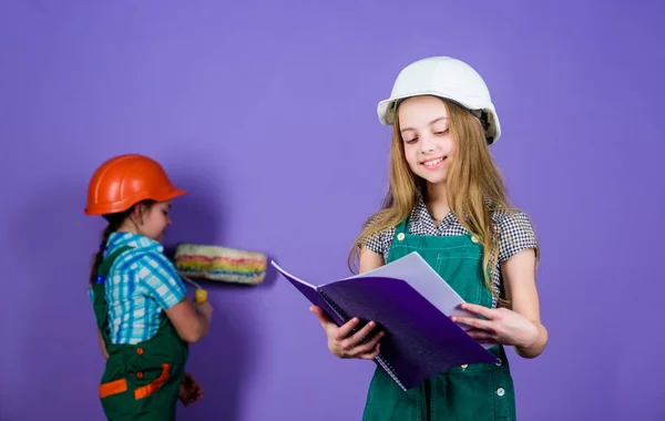 Desenvolvimento de cuidados infantis. Ferramentas para melhorar a si mesmo. Reparação. Profissão futura. meninas pequenas reparando juntos na oficina. Arquiteto engenheiro construtor. Uma criança trabalhadora de chapéu duro. desenvolvimento de crianças — Fotografia de Stock