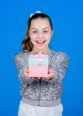 Benim kıymetlim. Hediye kutusu mavi arka planlı kız. Kara Cuma. Alışveriş günü. Sevimli sevimli çocuk hediye kutusu taşımak. Sürpriz hediye kutusu. Doğum günü dilek listesi. Mutluluk dünyası. Özel her gün olur