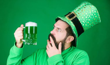 İrlandalı sen biraydın. Hipster yeşil leprechaun şapkalı bira bardağı tutuyor. Sakallı adam Aziz Patrickler Günü'ne kadeh kaldırıyor. Sakallı İrlandalı adam yeşil bira içiyor. Bira pub aziz patricks gün kutluyor