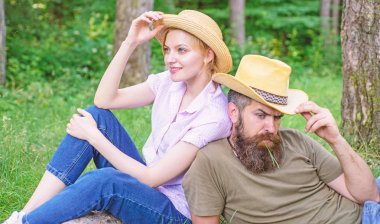 Uygun giyim ve ekipman yürüyüş ve piknik orman için seçin. Nedenleri kesinlikle daha fazla şapka giymek gerekir. Kaç hasır şapka içinde çayır rahatlatıcı otur. Giyen güneş şapkaları baş ve saç güneşten korumak