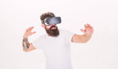 Hipster sanal spor oyna. Adam oyun Vr gözlük beyaz arka plan sakallı. Sanal gerçeklik oyun kavramını. Cyber spor. Adam kafa monte ekran ile etkileşim sanal gerçeklik. Sanal etkinliği