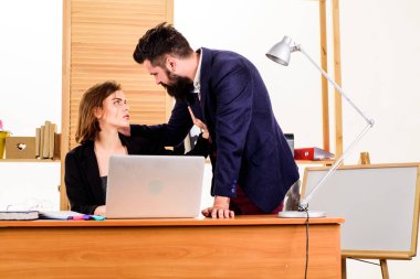 Flört ve baştan çıkarma. İş arkadaşıyla flört etmek. Kadın iş arkadaşıyla flört ediyor. Erkek meslektaşı ile kadın çekici bayan. Ofis kolektif kavramı. İşyerinde flört etmek tamamen profesyonellik dışı