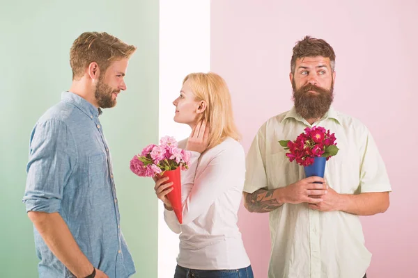 Män konkurrenter med buketter blommor försöker erövra flicka. Tjejen ler gjort sitt val. Flicka populära får mycket manlig uppmärksamhet. Kvinna glad tar bukett blommor romantisk present. Brustet hjärta-konceptet — Stockfoto