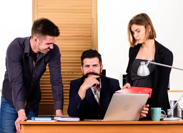 Yönetim konferansı. İş konferansında çalışan ve iletişim kuran insanlar. İş grubu laptopta video konferansı düzenliyor. Hizmet toplantısı için konferans hizmetlerinde teknik yenilik