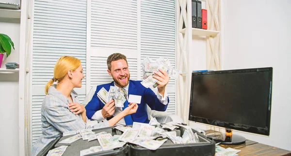 Büroleiter halten Bankkarte. Mann Geschäftsinhaber sitzen Büro Haufen Geld. Bankangestellte bieten Plastikkarten an. Bankkonto einrichten. Kreditdarlehen und Cash-Konzept. Geschäftsmann mit Bankkunde — Stockfoto