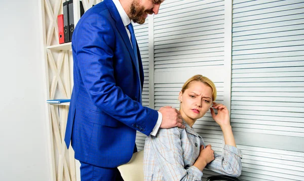 Herkennen. Flirtatie of seksuele intimidatie herkennen en rapporteren. Intimidatie te identificeren. Creëer meer veiligheid en vertrouwen. Seksuele intimidatie op het werk. Man en vrouw collega's flirt in Office — Stockfoto