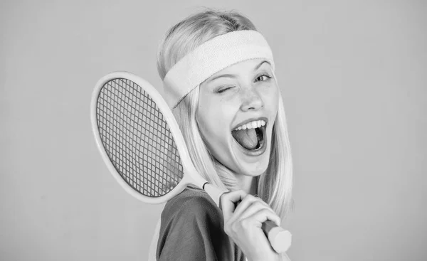 Inizia a giocare. Sport per il mantenimento della salute. L'atleta tiene in mano la racchetta da tennis. Concetto di tennis club. Tempo libero attivo e hobby. Tennis sport e intrattenimento. Ragazza adorabile bionda giocare a tennis — Foto Stock