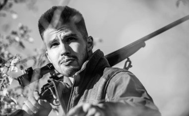 Ordu Kuvvetleri. Kamuflaj. Sakallı adam avcısı. Avcılık beceri ve silah donanımları. Nasıl av hobi içine bırakılır. Askeri üniforma moda. İnsan avcısı tüfek tabanca ile. Boot camp. o ne istediğini alır