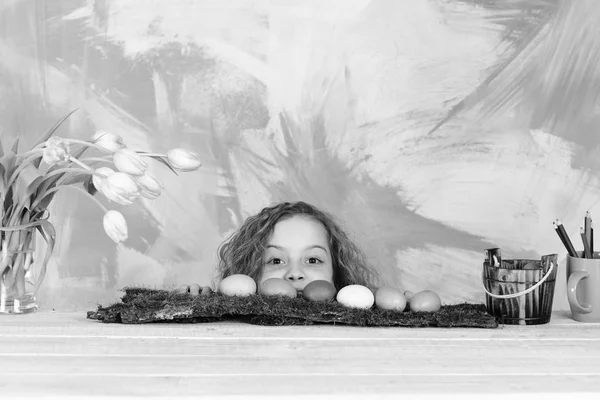 Feliz chica de Pascua con lápices, huevos de colores y flores de tulipán —  Fotos de Stock