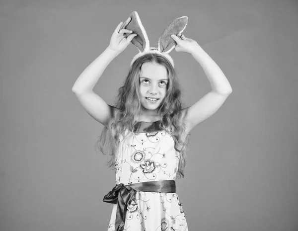 Tener orejas tan largas. Concepto de conejo de Pascua. Niña con orejas de conejo. Niña en diadema de conejo para la celebración de Pascua. El conejo de Pascua es símbolo de la Pascua —  Fotos de Stock