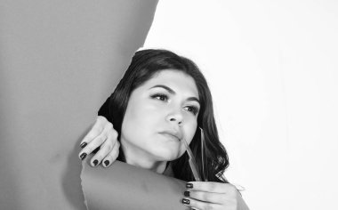 Güzellik Salonu konsept. Profesyonel kirpik uzatma cımbız. Kız makyaj yüz cımbız kirpik uzatma için basılı tutun. Kozmetik cımbız. Uzantıları her gün göz makyajı hoş çok gereksiz hale