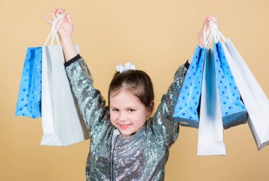 mağaza perakende. Tatil satın alma tasarrufu. Mall. Satışlar ve indirimler. Moda ve stil. paket ile müşteri. Alışveriş poşetleri olan küçük bir kız. Neşeli çocuk. Yetenekleri olan küçük bir kız. Gerçek mutluluk