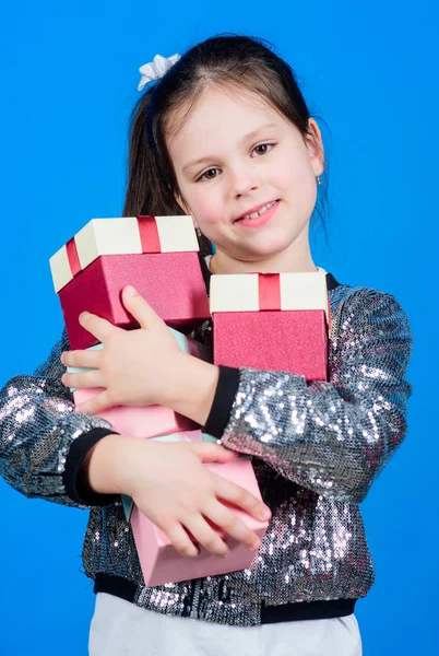 Niña pequeña con caja de regalo. Niña alegre. Niña con regalo. Sorpresa. Día de los niños. Enhorabuena. Feliz cumpleaños. Celebración festiva. Día de boxeo. Compras de Navidad. presente bo — Foto de Stock