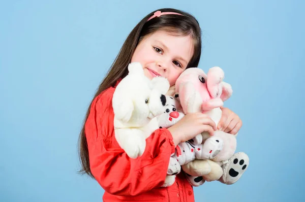 Abrazando a un oso de peluche. niña pequeña con juguete de oso suave. Cuarto de niños. Niña jugando en la sala de juegos. tienda de juguetes. Día de los niños. El mejor amigo. Feliz infancia. Cumpleaños. Qué juguete tan interesante. . — Foto de Stock