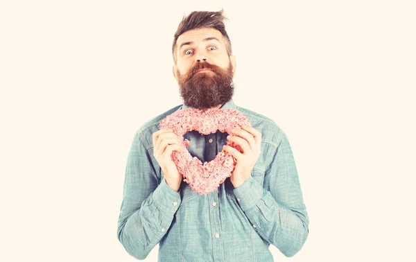 Um homem bonito com um só coração. Conceito romântico — Fotografia de Stock