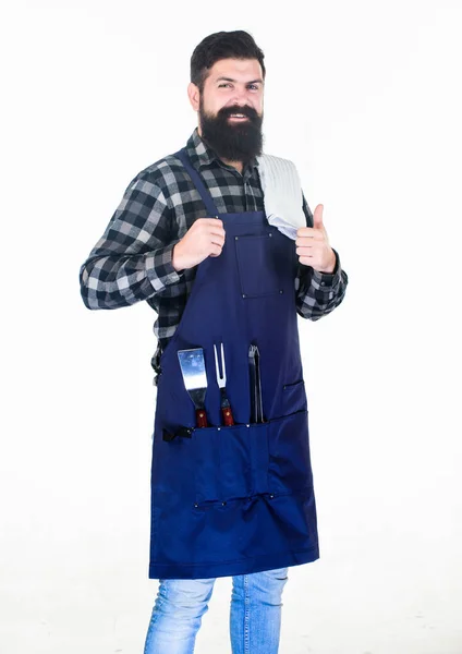 Heureux et satisfait. Chef hipster abandonnant les pouces. Brutal hipster portant un tablier de barbecue avec des outils de grillage dans les poches. Hipster barbu prêt pour la préparation des aliments barbecue. Cuisinier hipster professionnel — Photo