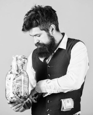 Mümkün olduğu kadar erken emeklilik için tasarruf başlayın. Bütçenizi kurmak. Onun dolar tasarruf ile iş adamı. Güvenlik ve nakit para tasarrufu. Sakallı adam adam tutun kavanoz para tasarrufu tam