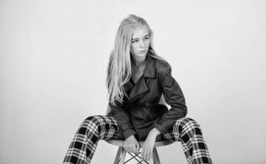 Kadın makyaj yüz kat modern sandalye, poz. Moda ceket. Giyim ve aksesuar. Stilleri karıştırma. Kız moda model giyim ceket bahar sezonu için. Trençkot moda trendi. Kavram olması gerekir