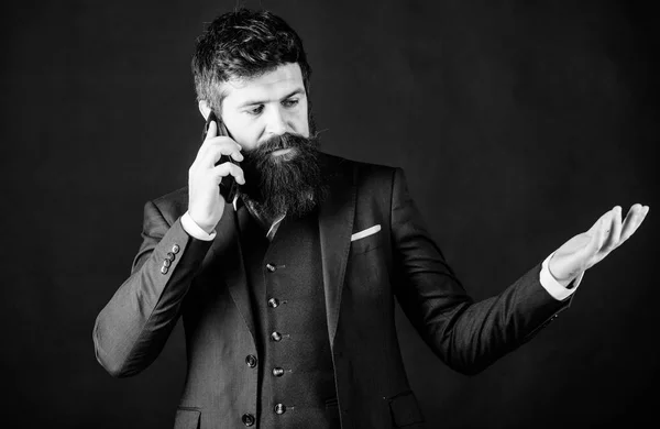 Обговорення новин. Пристрасть до роботи. бізнесмен у костюмі обговорює. онлайн і гнучкий. жорстокі кавказькі обговорення новин. Зрілий хіпстер з бородою говорить по телефону. Бородатий чоловік зі смартфоном — стокове фото