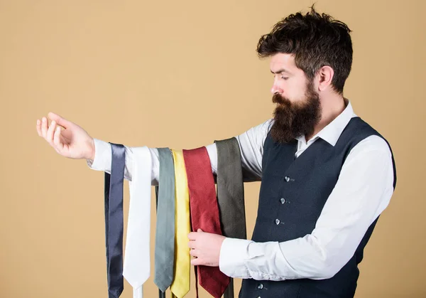 Qual deles combina com o seu estilo de roupa. Homem barbudo escolhendo a gravata certa para o estilo de vida de negócios. Empresário em estilo clássico. Brutal hipster vestindo estilo formal segurando coleção de laços — Fotografia de Stock