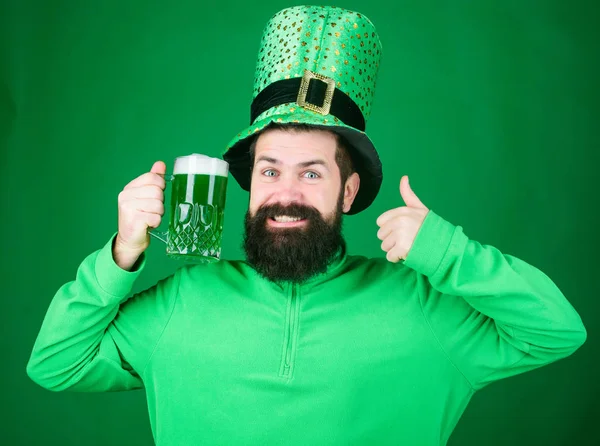 Menú festivo y festivo. Cerveza tradicional teñida de verde. Fiesta del día de Patricks. Bebida alcohólica. Símbolo de Irlanda. Hombre barbudo hipster beber cerveza. Pub irlandés. Celebración de la cerveza. Muy recomendable — Foto de Stock