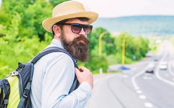 Viaggia da solo. Autostop significa mezzi di trasporto guadagnati chiedendo agli sconosciuti di andare in macchina. Gli autostoppisti viaggiano da soli cercando di fermare il trasporto per arrivare a destinazione. Uomo ai margini di autostrada attendere il trasporto — Foto Stock