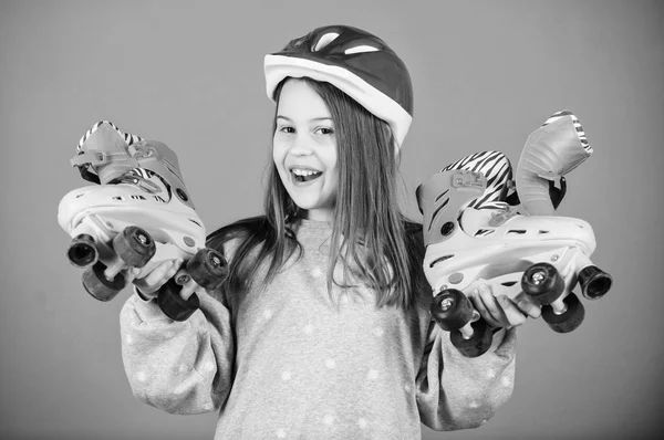 Jovencita alegre patinando. Deportiva adolescente. Chica linda adolescente usan casco y patines sobre fondo violeta. Adelante a las aventuras. Ocio activo y estilo de vida. Patinaje sobre ruedas adolescente hobby —  Fotos de Stock
