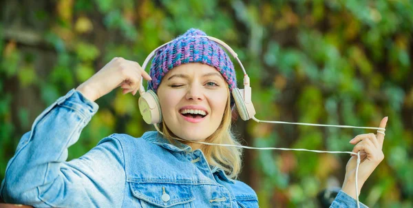 Melodi ljud och MP3. Musik fläkt koncept. Hörlurar måste ha modern gadget. Njut av kraftfullt ljud. Känsla awesome. Cool funky Girl njuta av musik i hörlurar utomhus. Flicka lyssna musik i parken — Stockfoto