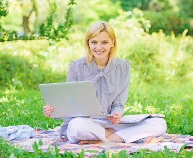Serbest meslek hayatına rehberlik et. Hoş bir uğraş. İş kadını dışarıda serbest çalışıyor. Başarılı bir serbest yazar ol. Dizüstü bilgisayarı olan kadın çimlerin üzerinde oturuyor. Çevrimiçi serbest kariyer kavramı