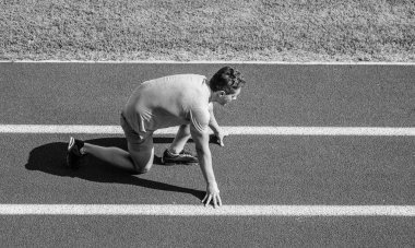 Runner gitmeye hazır. Atlet runner Stadı'nda yarış hazır olun. Nasıl yayınlanmaya başlaması. İpuçları yeni başlayanlar için çalışıyor. Adam atlet standı düşük başlangıç konumu Stadyumu yolda. Yeni yaşam tarzı alışkanlık başlangıcı