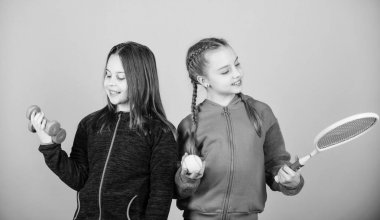 Arkadaşlar için eğitim hazır. Onlar zevk spor bulmak çocuklar yardımcı olacak yöntemler bulunur. Kızlar spor ekipmanları dumbell ve tenis raketi ile şirin çocuklar. Sporu severim. Çocuk tamamen farklı sporda excel