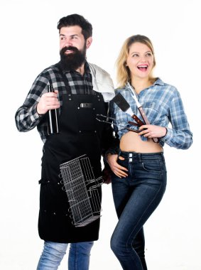 Bira ve Barbekü. Erkek arkadaşı ve kız arkadaşı barbekü seti kullanarak. Mutlu çift barbekü pişirmeye hazır. Barbekü ızgarası tutan kadın ve erkek. Barbekü partisinin tadını çıkarma