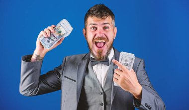 İşadamı nakit para var. Nakit kolay ve hızlı bir şekilde olsun. Nakit işlem iş. Adam mutlu kazanan zengin doları banknot yığını mavi arka plan tutun. Kolay nakit krediler. Piyango kavramı kazanmak