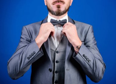 Resmi takım ceket yakın. Erkek modası ve estetiği. İşadamı resmi kıyafeti. Klasik stil estetiği. Mükemmel takım ona uyuyor. Erkek giyim mağazası. Eller papyon sabitleme. Adam papyon ile takım ayarlamak