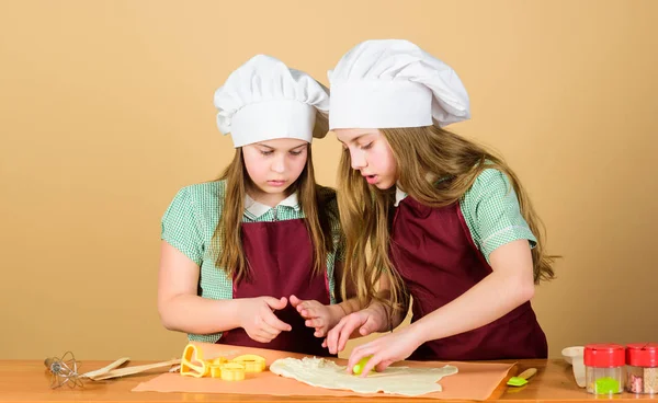 鍋を焼く神々じゃない小さな子供たちはパイを焼くためにペーストを転がします。パン屋で生地を準備愛らしい小さな女の子。パンを焼くことを学ぶかわいい子供たち — ストック写真