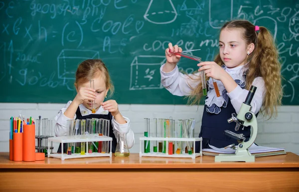 학교 실험실 파트너. 화학 분석. 다채로운 물질테스트 튜브. 실험실용 학교 장비. 학교 화학 수업에 여자입니다. 아이들은 실험으로 바쁩지 않습니다. 학교 교육 — 스톡 사진