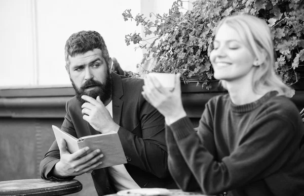 Hun eerste ontmoeting in café. Eerst ontmoeten van het meisje en volwassen man. Paar verliefd op romantische datum. Koffie in de ochtend. Brutale bebaarde hipster en meisje koffie drinken. vrouw en man met baard ontspannen in café — Stockfoto