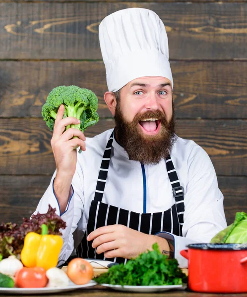 Das sollte in Ordnung sein. vegetarischer Salat mit frischem Gemüse. Kulinarisch. Vitamin. glücklicher bärtiger Mann. Kochrezept. Biolebensmittel essen. gesunde Ernährung Kochen. Reifer Hipster mit Bart — Stockfoto