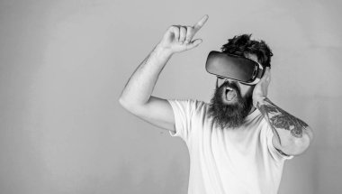 Acımasız adam trendy sakal ve bıyık rock konseri video izlerken. Sakallı adam Vr müzikal performans zevk gözlük, müzik konsepti. Boyunca en sevdiğiniz şarkı için şarkı hipster sakallı