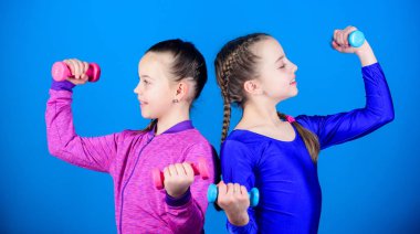Mutlu çocuklar barbell ile koçluk. Enerji sağlığı için fitness diyeti. küçük kızların egzersiz dumbbell tutun. kaslar için ağırlık kaldırma. Çocukluk aktivitesi. Spor başarısı. koç ile planlama süresi