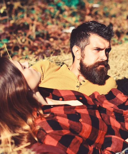 Meisje en bebaarde man of gelukkig liefhebbers liggen op gras — Stockfoto