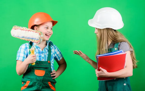 silindir aracı. Tablet ve rulo ile kask küçük çocuklar. İşçi bayramı. 1 mayıs. Foreman müfettişi. Onarım. küçük kızlar rulo ile atölyede birlikte tamir. okul projesi. evde rulo kullanma