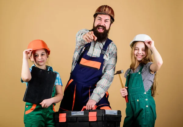 Aile takım çalışması. Onarım. Küçük kızlarla sakallı adam. İnşaat işçisi asistanı. Üretici veya marangoz. Üniformalı tamirci. Mühendisi. Baba ve kız atölyede. Kırma stereotipler