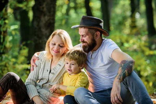 Mãe pai e filho pequeno sentar piquenique floresta. Bom dia para piquenique de primavera na natureza. Explore a natureza juntos. Conceito de dia de família. Mãe pai e filho menino relaxando enquanto caminhando na floresta. Piquenique familiar — Fotografia de Stock