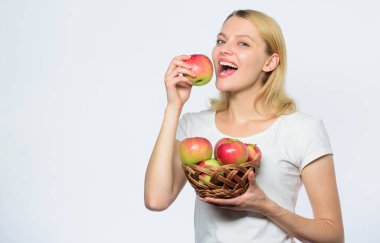 Biraz ister misin. Vitamin diyet ve gıda Shooping. Tarım konsepti. sağlıklı dişler. Elma yiyen mutlu kadın. Sonbahar hasat. Bahar mevsimsel meyve. Meyve Bahçesi, elma sepeti ile bahçıvan kız