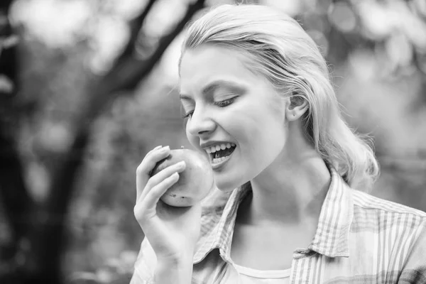 地元の作物のコンセプトです。健康的なライフ スタイル。毎日果物を食べる。女性は、リンゴの緑の庭の背景を保持します。有機の天然物。少女は自身の庭でりんご収穫を収集します。農家の女の子手アップル — ストック写真