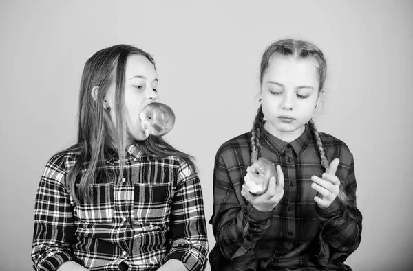 Se concentrer sur le régime alimentaire et une alimentation saine. Petits enfants mangeant des pommes le jour du régime. Mignon petit régime fille avec des fruits frais. Régime alimentaire pour les enfants en croissance — Photo