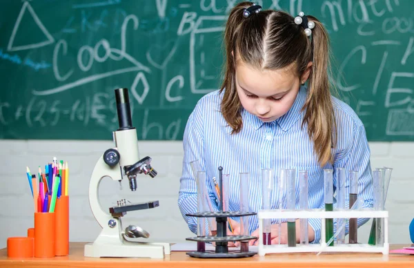 Chemická analýza. Zkumavky s látkami. Laboratorní skleněné zboží. Školní laboratoř. Holka chytrá studentka na školní experiment. Školní žák studuje chemické kapaliny. Lekce školní chemie — Stock fotografie