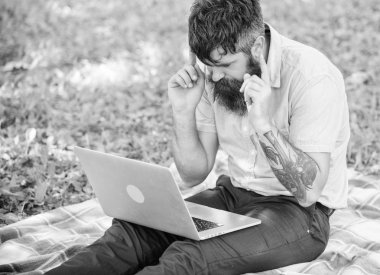 Bloglama için ilham. İlham arıyorsanız. Dizüstü sit çayır doğa arka plan ile sakallı adam. Blogger doğa tarafından ilham kaynağı olma. Yazar ilham doğa ortamı için arıyorsunuz
