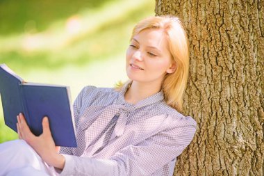 Kendini geliştirme kitabı. Kendini geliştirme ve eğitim kavramı. İş Bayan bul dakika kitap okumayı geliştirmek onun bilgisi. Kadın kendini geliştirme. Kız ağaç üzerinde yalın rahat park sit otların arasında